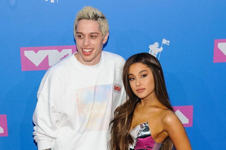 Ebenfalls Schlag auf Schlag ging es bei Pop-Star Ariana Grande und Komiker Pete Davidson. Das Paar war 2018 vier Monate liie...