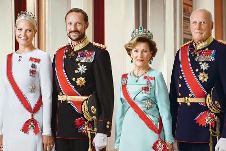 Das Kronprinzenpaar und das Königspaar von Norwegen (r.)