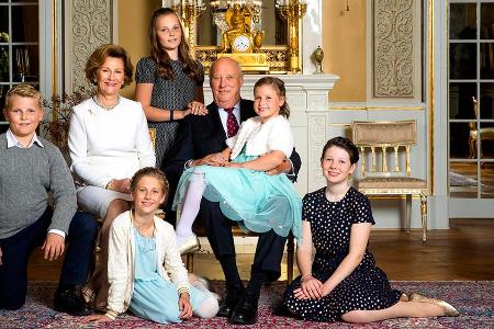 Das norwegische Königspaar Harald und Sonja und fünf ihrer sechs Enkelkinder