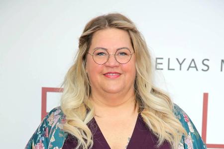 Viele kennen diese Komikerin nur in rosa Klamotten und unter dem Künstlernamen 