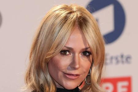 Namensänderungen scheinen bei den deutschen Schlagerstars hoch im Kurs zu liegen... Tanja Hewer performt als Michelle.