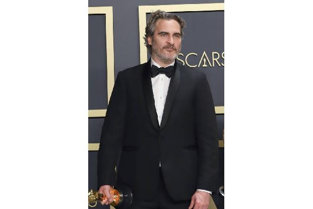 Davon ließ sich auch ihr Partner Joaquin Phoenix inspirieren, der zu Beginn seiner Beziehung vegan wurde und sich nun verstä...