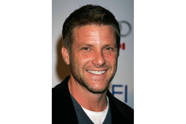 ...mit ‘Desperate Housewives’ an einer weiteren Kultserie mitzuwirken: Als Tom Scavo, Seriengatte von Felicity Huffmann.