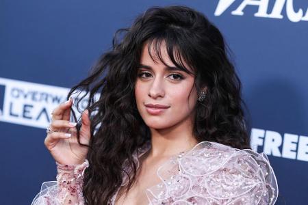 Sängerin Camila Cabello trägt Pony - genau wie viele ihrer Kolleginnen! Das sind die schönsten Hairstyles für den Herbst 2019.