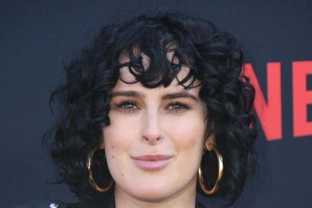 Lockiger Pony? Schauspielerin Rumer Willis kann es tragen - ihrem rockigen Outfit verleiht es eine weibliche Note.