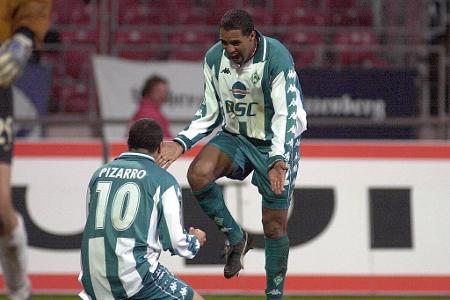 Schnell wurden auch deutsche Klubs auf den Stürmer aufmerksam, Werder verpflichtete Pizarro schließlich. In Bremen bildete e...