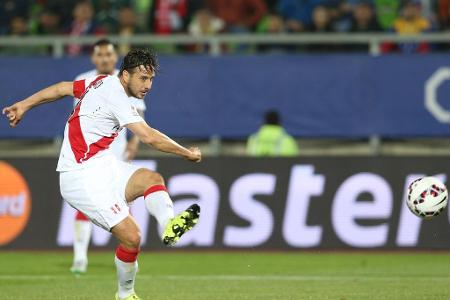 Mit der Nationalmannschaft erreichte der Stürmer 2015 bei der Copa América überraschenderweise das Halbfinale. Erst dann war...