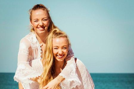 Die Tennis-Zwillinge Tayisiya und Yana Morderger (23).