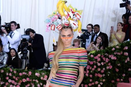 Auf der Met-Gala 2019 warf Cara alle Fashion-Konventionen über Bord: Bei diesem Outfit weiß man gar nicht, wo man zuerst hin...