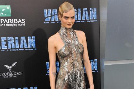 Selber Film, anderes Outfit: Auf dem schwarzen Teppich legte sie einen funkelnden Auftritt in einem fließenden Traum aus Sil...