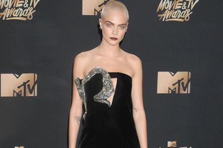 Statt Beauty und Glamour darf es bei Cara auch gern mal Grauen sein. Bei den 