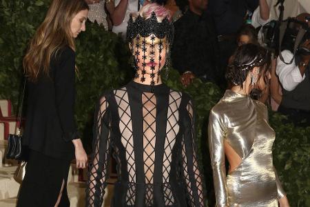 Ebenfalls in Schwarz aber dieses Mal mit Vorhang erschien sie zur Ausstellung 