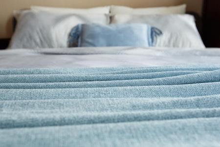 Die Bettdecke leicht zu befeuchten kann helfen - bleibt das Fenster über Nacht geöffnet, sorgt dies für einen natürlichen Kü...