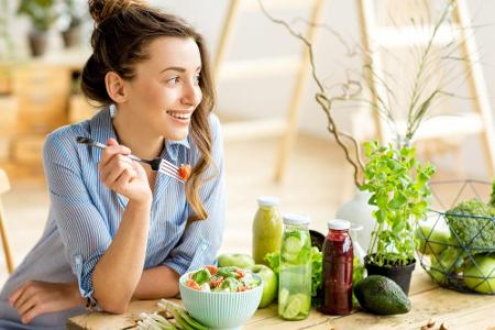 Beim Essen sollte man auf Lebensmittel mit hohem Wassergehalt setzen: Wassermelone, Gurke, Beeren, Zucchini, Salat und viele...