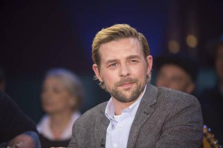 ...da mal Rat bei Klaas Heufer-Umlauf. Der Moderator hat mit seiner Band Gloria - dazu gehört auch Wir-sind-Helden-Bassisten...