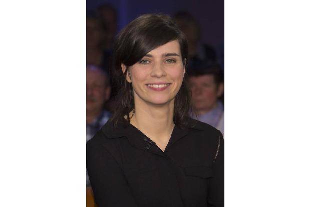 ...Nora Tschirner schon lange kann. 2011 gründete sie die Popband Prag, die sich 2017 nach einer kleinen Pause mit dem dritt...