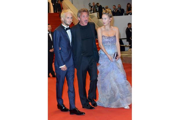 ...mit seiner einstigen Verlobten brachte er sich Unterstützung in Form seiner beiden Kinder Hopper und Dylan Penn mit. Letz...