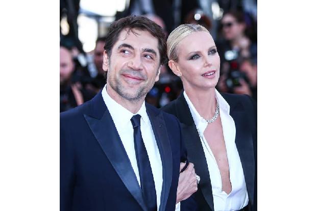 ...griff sich unter anderem Javier Bardem, um sich auf dem Carpet nicht ganz so einsam zu fühlen. Auch 