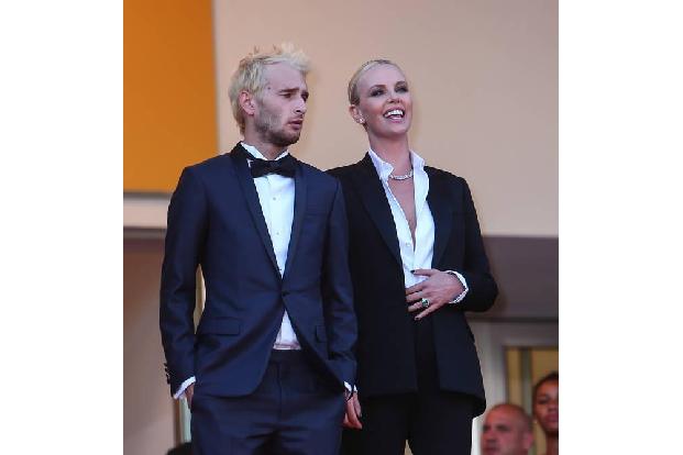 ...ihrem ehemaligen Stiefsohn Hopper Penn schien sich Charlize trotzdem noch gut zu verstehen - womöglich auch, weil sie bei...