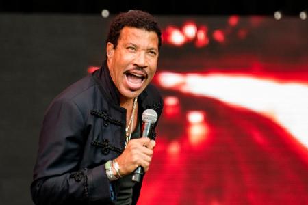 Ein Jahr später zog Lionel Richie nach. Er kassierte den Goldjungen für den Song 
