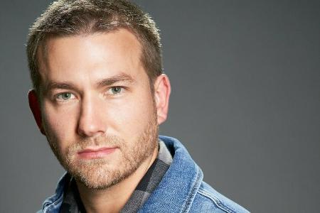 Christopher Patten spielt Marc