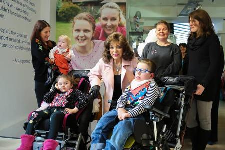 ...großen Promi darf ein Foto natürlich auch nicht fehlen. Die Charity-Organisation unterstützt Familien mit kranken Kindern...