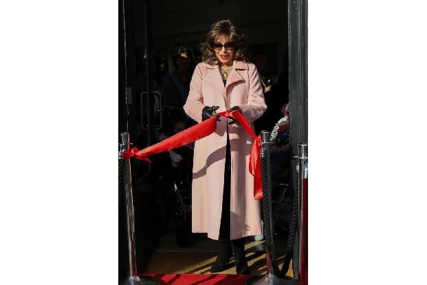 ...durchtrennt die Diva dann feierlich das Band und eröffnet so den Verkauf ihrer Sachen...