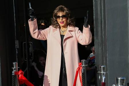 ...in der Filiale im Londoner Stadtteil Fulham. Die Freude bei Joan ist nicht zu übersehen. Kein...