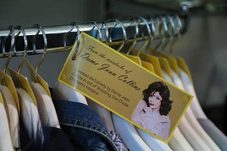 ...Wunder, immerhin hat sie ein paar schmucke Teile gespendet, die jetzt zu moderaten Preisen für den guten Zweck verkauft w...