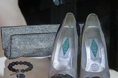 ...oder Schuhe und Schmuck: Wer ein Stück aus Joan Collins Leben will, kann es käuflich erwerben! Das ließen sich...