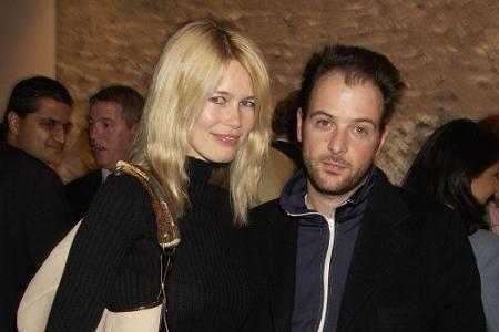 Im Mai 2002 heiratete sie den Filmproduzenten und Regisseur Matthew Vaughn. Zusammen haben die beiden drei Kinder: Clementin...