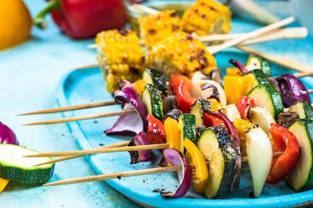 Grillen gehört im Sommer einfach dazu. Damit sich aber Vegetarier und Veganer nicht immer nur mit Knoblauchbrot und Guacamol...