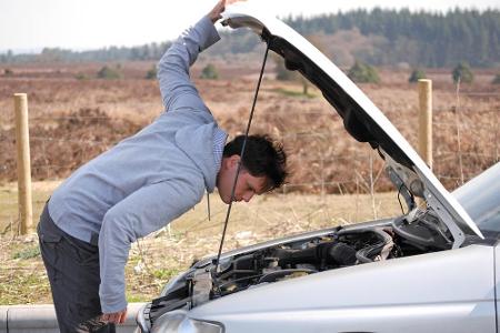 Der Motor streikt, ein Reifen ist defekt oder der Sprit ist alle - es gibt viele Gründe, auf dem Seitenstreifen einer Autoba...