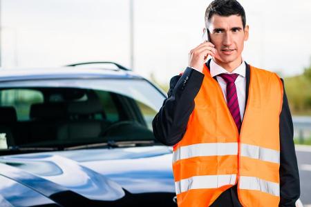 Wenn Sie aussteigen, streifen Sie sich vorher unbedingt die Warnweste über. Sie sollte griffbereit im Auto lagern - am beste...
