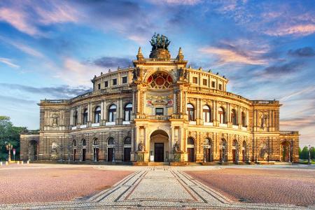 Um die Semperoper kommt man bei einem Besuch in Dresden nicht herum. Zum berühmten Stadtbild zählen aber auch das Residenzsc...