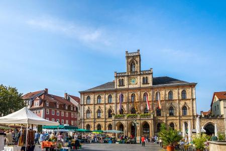 Weimar ist die frühere Heimat von Johann Wolfgang von Goethe und Friedrich Schiller. Touristen zieht es vor allem in deren e...