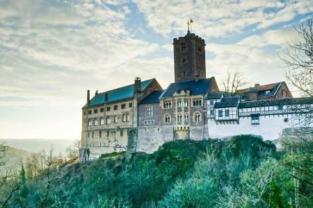 Über Eisenach thront majestätisch die Wartburg - ein UNESCO-Weltkulturerbe. Während der Reformationszeit fand Martin Luther ...