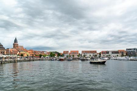 Direkt an der Mecklenburgischen Seenplatte liegt der Kurort Waren an der Müritz. Hier kommen Wassersportfans beim Segeln, Ru...
