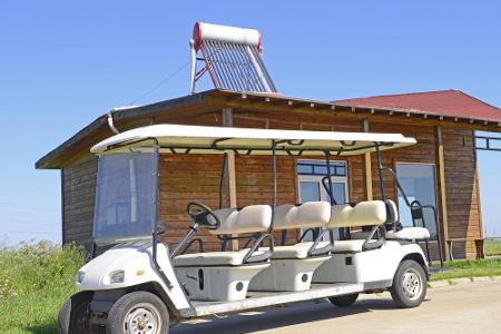 Man kann so ziemlich alles stretchen - auch Golf-Wagen. Was es sonst noch für kuriose und seltene Fahrzeuge auf unseren Stra...