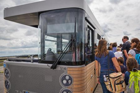 Ein Pendel-Bus zum berühmten Mont St. Michel in Frankreich: Er kann in beide Richtungen fahren, ein Führerhaus gibt es an be...