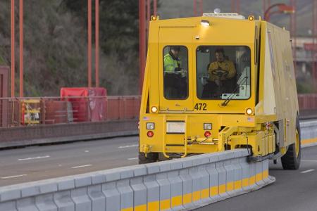Ein Fahrzeug, das als Aufgabe hat, automatisch temporäre Fahrbahntrennelemente aufzustellen. Wäre in einer Miniaturausgabe s...