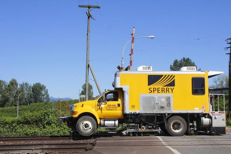 Schienen müssen gewartet und überprüft werden - dann kommt ein solches Vehikel zum Einsatz.