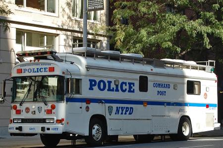 Sieht aus wie ein Bus ohne Seitenfenster: Ein Einsatzfahrzeug der Polizei von New York.