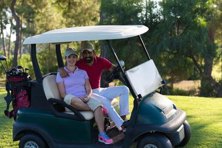 Fahren immerhin mit Strom: Golf-Wagen. Es gibt sie in vielen verschiedenen Ausführungen. Sogar getunt!