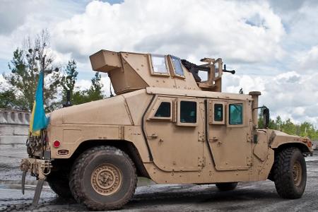 Nicht schwimmen soll dieser Humvee, sondern dem Militär Dienste leisten.