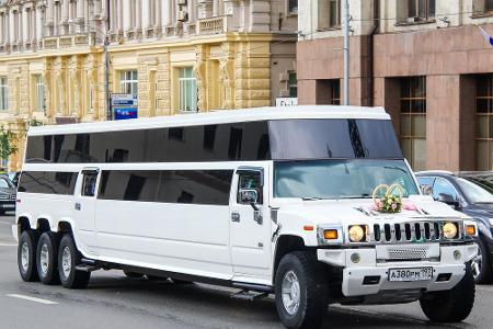 Ganz im Gegensatz zu dieser Extrem-XXL-Strech-Limo auf Basis eines Hummers. Schön? Nein. Aber selten.