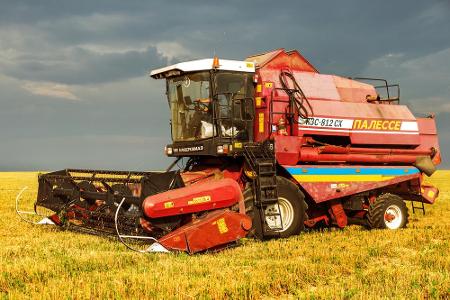 Einen sinnvolleren Zweck erfüllt dieser Mähdrescher. Denn er sorgt dafür, dass wir etwas zwischen die Zähne bekommen.