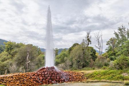 Nicht nur in Island gibt es Geysire. In Deutschland schießt der Geysir Andernach eine rund 60 Meter hohe Wasserfontäne gen H...