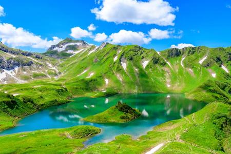 Dieses Gewässer liegt nicht etwa in Neuseeland. Der Schrecksee befindet sich in den Allgäuer Alpen auf 1.813 Höhenmetern. Se...