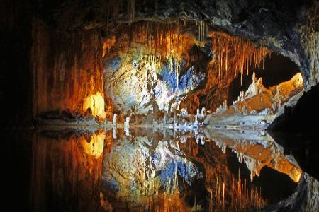 In wunderschönen Farben erstrahlen die Saalfelder Feengrotten. Uralte Tropfsteine und ein Grottensee rauben einem den Atem. ...